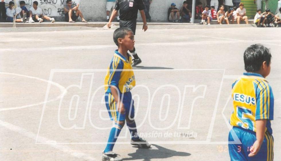 Renato Tapia jugando para el equipo de barrio &quot; Julio C. Tello &quot; con 5 años de edad. (Depor)