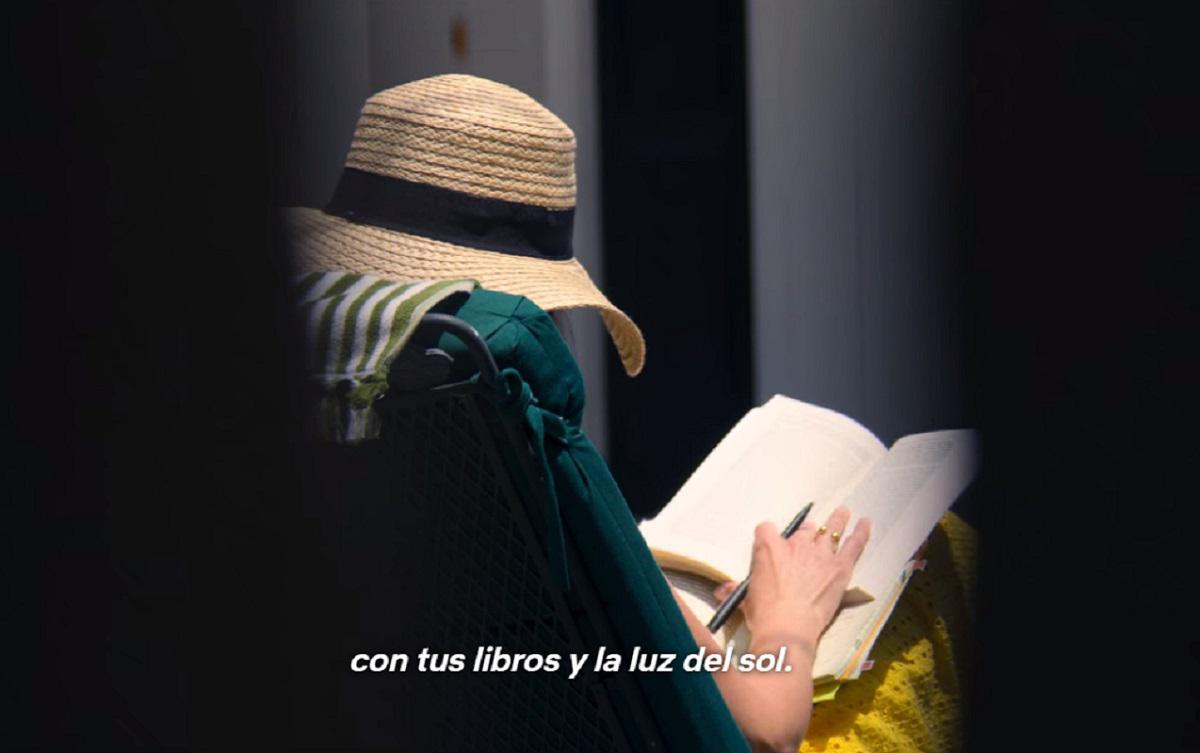 Algunos fans señalan que esa misteriosa mujer no es otra que la madre de Joe (Foto: Netflix)