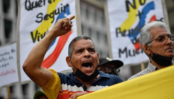 Los venezolanos exigen mejores salarios frente al Ministerio de Trabajo en Caracas. Foto: AFP