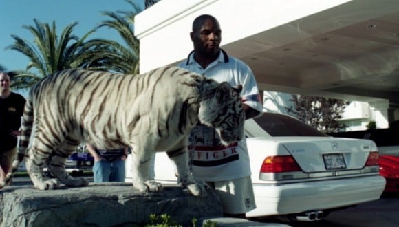 Mike Tyson junto a su tigre blanco. (Foto: Getty Images)
