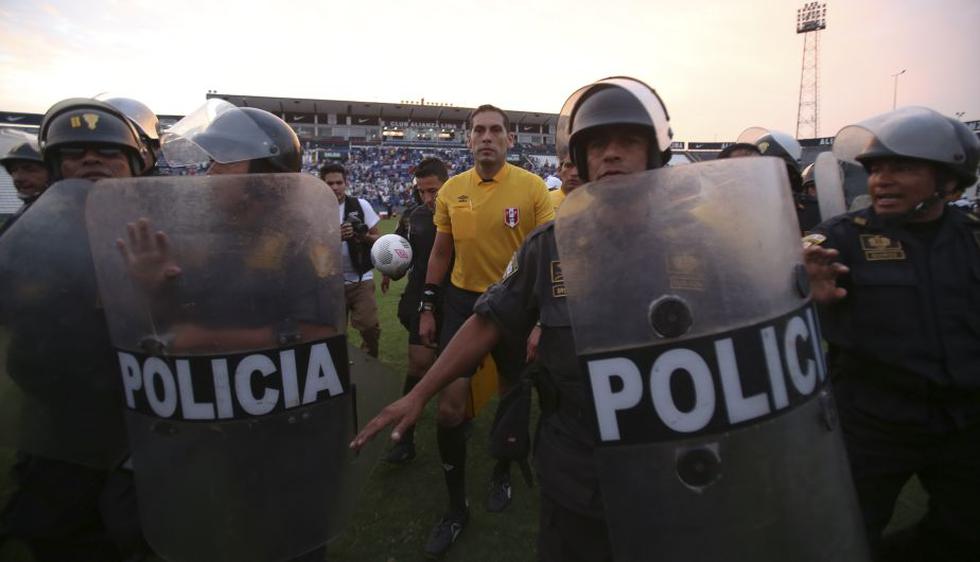 Ramón Blanco tuvo que salir con resguardo polical. (USI)