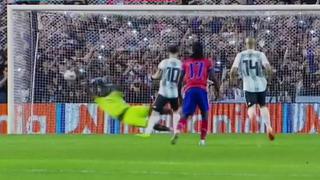 Casi se lo atajan: Messi abrió la cuenta en La Bombonera con gol de penal [VIDEO]