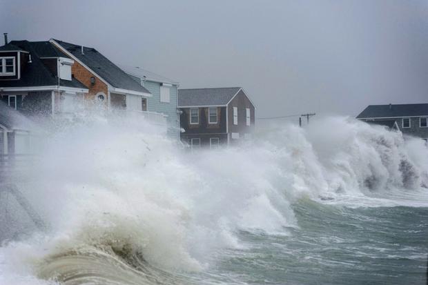 Un grupo de casas siendo impactadas por el mar (Foto: AFP)