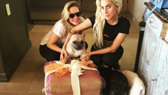 Lady Gaga junto a sus tres bulldog francés Miss Asia, Gustavo y Koji. (Foto: Instagram)