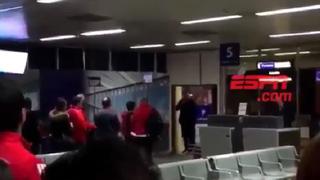 No 'arrugó': Chilavert tuvo intenso cruce de palabras con hinchas de River Plate en aeropuerto [VIDEO]
