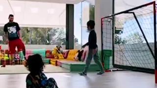 Con Thiago en el arco y Mateo de '9′: Lionel Messi se divierte jugando al fútbol con sus hijos en su casa [VIDEO]