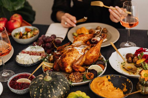 La cena del Día de Acción de Gracias o Thanksgiving es toda una tradición en Estados Unidos. (Foto: Karolina Grabowska / Pexels)
