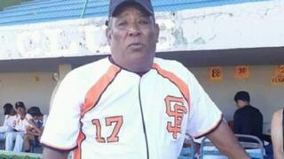Entrenador de béisbol dirigió con síntomas de COVID-19 para no perder su empleo, pero terminó muriendo