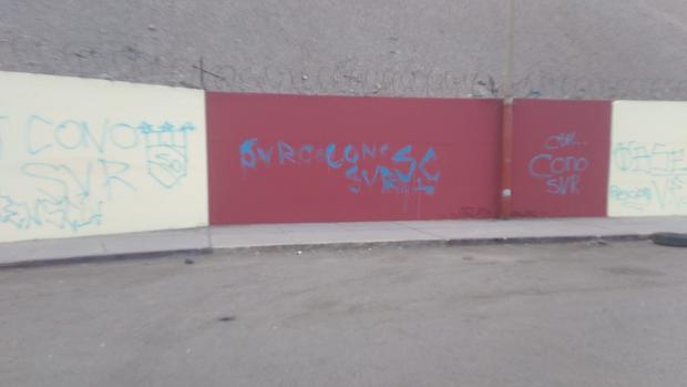 Ferrari denunció pintas a las afueras del estadio de la 'U'.  (Foto: @jferrari5)