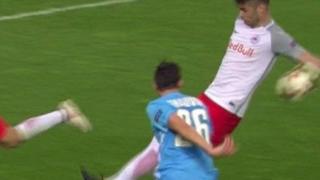 ¡La mano es clarísima! La increíble acción que no fue sancionada como penal en Europa League [VIDEO]