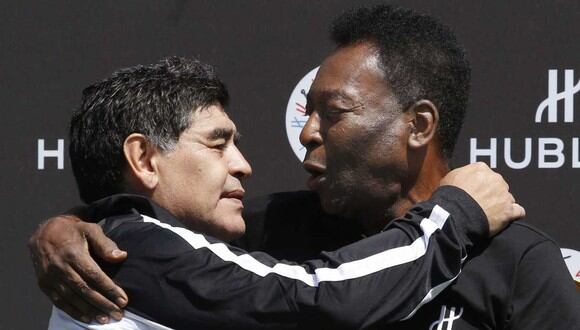 Pelé fue uno de los tantos emblemas del fútbol que lamentó el fallecimiento del argentino. (Foto: AFP)