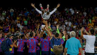 Siempre ‘culé': Dani Alves fue cargado por toda la plantilla del Barcelona en emotivo momento [VIDEO]