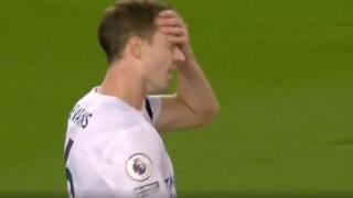 El insólito autogol de Jonny Evans para el 1-0 del Liverpool vs. Leicester City en la Premier League [VIDEO]