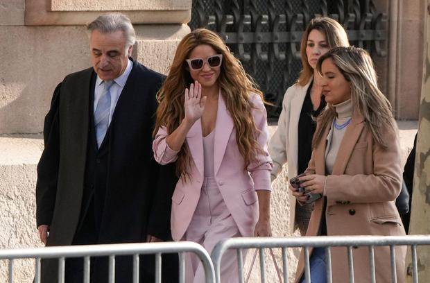 Shakira se vistió completamente de rosado cuando acudió al juicio en su contra en Barcelona (Foto: AFP)