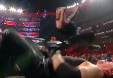 ¡Duro impacto! El tremendo codazo que recibió The Undertaker contra la mesa de transmisión en Extreme Rules [VIDEO]