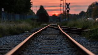 Niño se pierde en vías del tren, trabajadores le salvan la vida y son condecorados