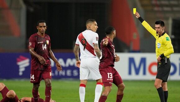 Paolo Guerrero lamentó la caída contra Brasil. (Foto: Reuters)