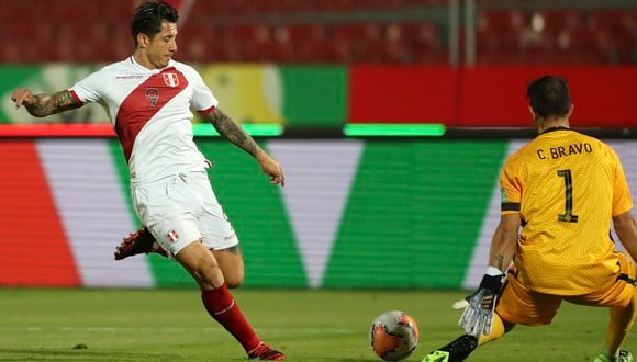 Gianluca Lapadula debutó con la selección peruana ante Chile por Eliminatorias Qatar 2022. (Foto: AFP)