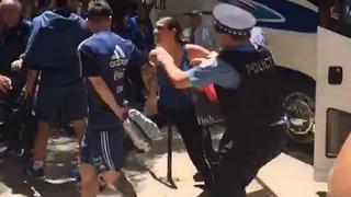 Lionel Messi: hincha se le fue encima y la policía tuvo que intervenir