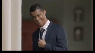 Youtube: Cristiano Ronaldo coquetea con una mujer... y así lo chotean (VIDEO)
