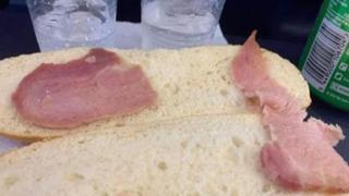 ¿Un bocadillo de altura? Pasajera de avión pagó 7 dólares por el sándwich de tocino “más triste del mundo”