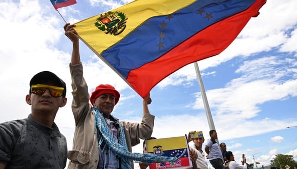 Bono de Corresponsabilidad abril 2023 en Venezuela: cómo se cobran los 5,000 bolívares. (Foto de Yuri CORTEZ / AFP)