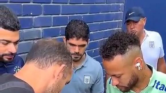 Hernán Barcos firmó la camiseta de Alianza Lima para Neymar. (Video: Difusión)