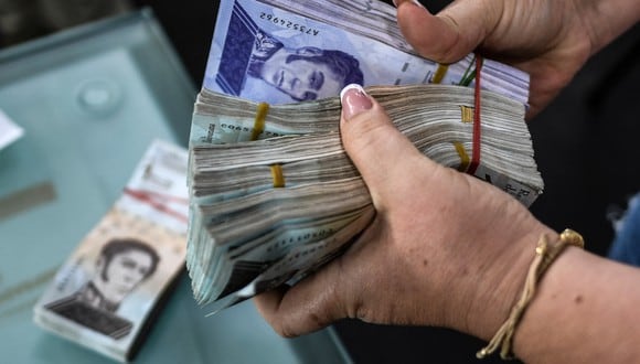 Conoce aquí cómo puedes cobrar el Bono de Guerra Económica que reparte el Sistema Patria en Venezuela. | Foto: AFP