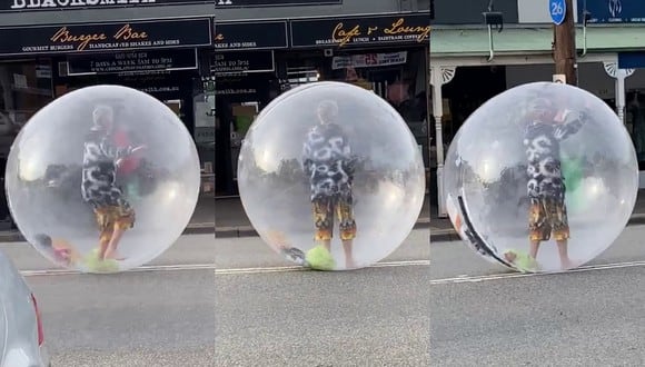 Un video viral tiene como protagonista a un hombre envuelto en una enorme burbuja de plástico paseando por un suburbio de Australia.| Crédito: Janine Rigby / Facebook.