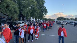 A dejar la garganta: fanáticos peruanos llegan al Estadio Centenario para vivir el Perú vs. Uruguay