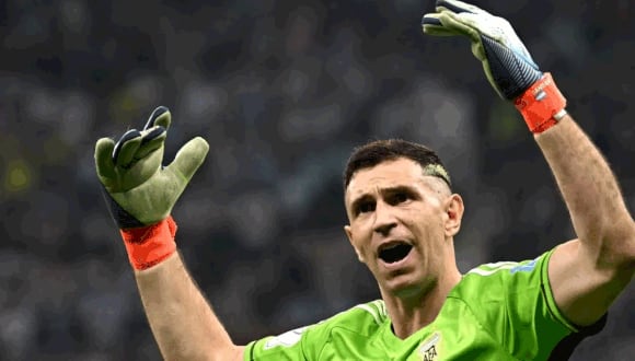 ‘Dibu’ Martínez subastará los guantes que usó en Qatar. (Foto: AFP)