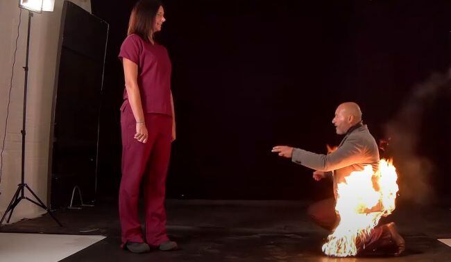Hombre se envolvió en llamas para protagonizar insólita propuesta de matrimonio. (YouTube)