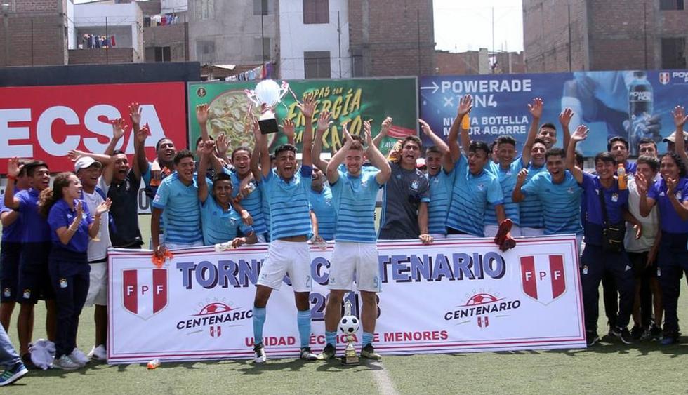 Sporting Cristal celebra el título del Torneo Centenario Sub 17. (@CSCristal)