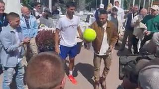 El show de Djokovic con Neymar y Verratti: las ‘dominadas’ con los pies en Montecarlo