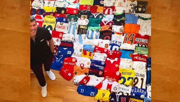 La Camiseta de Claudio Pizarro, cuando militó en Chelsea, forma parte de la colección del periodista de ESPN.