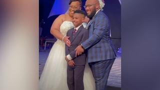 ¡Conmovedor! Pareja de recién casados adoptan un hijo en el día de su boda