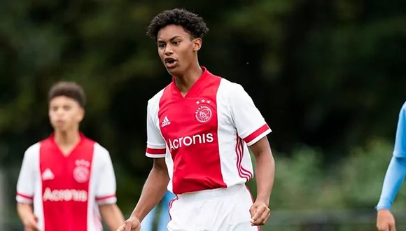 Noah Gesser formaba parte del equipo Sub 17 del Ajax. (Foto: Ajax)
