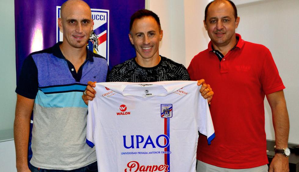 Carlos A. Mannucci presentó al técnico uruguayo Pablo Peirano. (Foto: Twitter @camannucci)