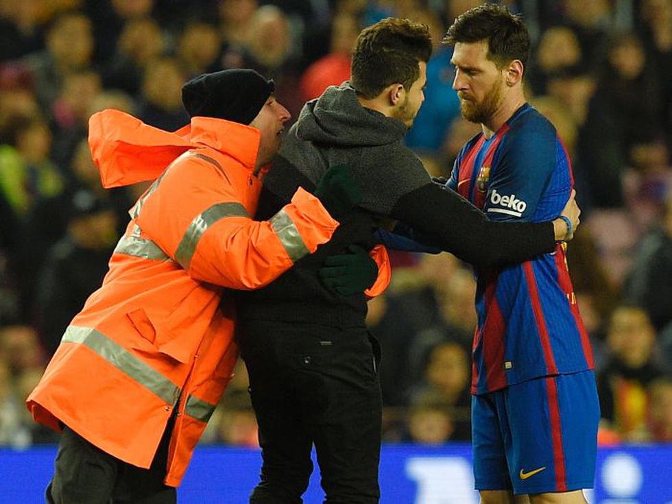 Lionel Messi fue abordado por un hincha en medio del partido ante el Atlético de Madrid.