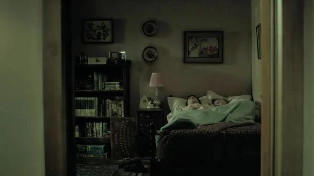 Un tablero ouija aparece en una de las escenas de "La caída de la casa Usher" (Foto: Netflix)