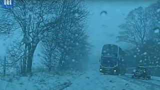 Chofer de bus se salva de un accidente haciendo drift sobre la nieve