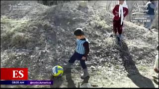 Niño afgano de la camiseta de bolsas de plástico de Messi pide ayuda