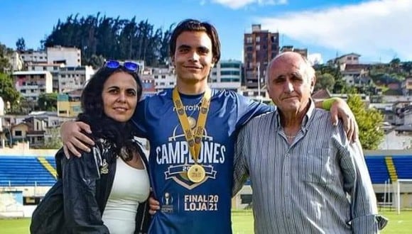 La postal de la familia de Eduardo Bores tras el título del Libertad FC. (Foto: Difusión)