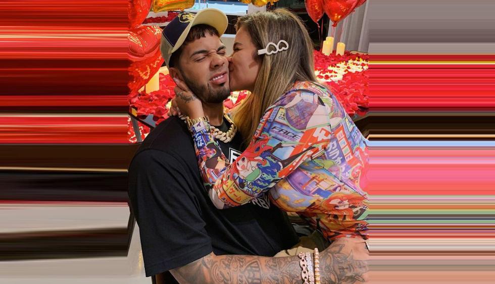 Anuel AA le preparó una romántica sorpresa a Karol G por su primer aniversario. (Foto: @karolg/anuel_2blea)