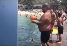 Nadie podía creerlo: hombre se lanzó a una piscina con una pelota y el final es sorprendió a todos [FOTOS]
