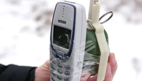 Un video que se volvió tendencia en redes sociales muestran cuán indestructible es el recordado modelo de Nokia. (Foto: [OddlyTube] en YouTube)