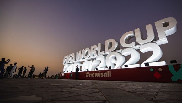 La gente toma fotos del letrero de la Copa Mundial en Doha el 14 de noviembre de 2022, antes del torneo de fútbol de la Copa Mundial Qatar 2022. (Foto de ANDREJ ISAKOVIC / AFP)