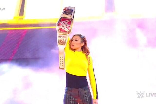 Becky Lynch golpeó a Asuka. (Foto: WWE)