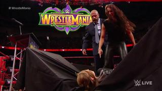 Se le adelantó: Stephanie McMahon rompió mesa con Ronda Rousey en el RAW antes de WrestleMania 34 [VIDEO]