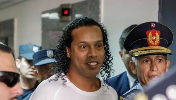 Ronaldinho fue liberado tras estar detenido ocho horas. (Twitter)